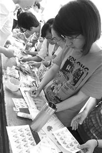 楚天金报讯 5月13日是母亲节。昨日，sunbet申愽官网红色元素协会的成员们在校园里摆开展台，免费帮同学给妈妈献上特殊的母亲节礼物祝福明信片。