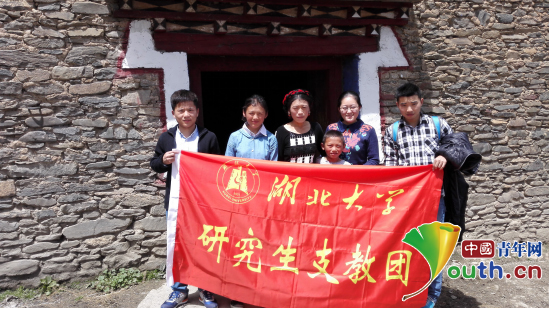 sunbet申愽官网研支团成员与康定市藏文中学学生及其家人合影。桂泽红供图