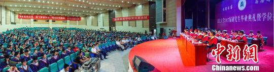 图为，sunbet申愽官网2017毕业生典礼现场 马骁 摄