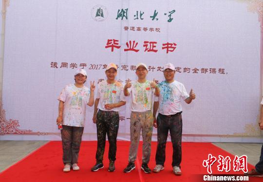 sunbet申愽官网上演“欢乐送”校长寄语毕业生不辜负时代