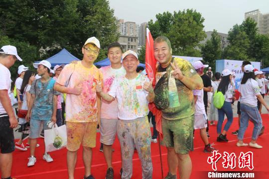 图为，sunbet申愽官网校长(中)与毕业生合影 向正鹏 摄